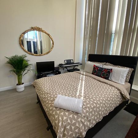 Spacious King Room With Private Entrance - Near Emirates And Camden And King'S Cross - 5 Min To Tube Finchley Eksteriør billede